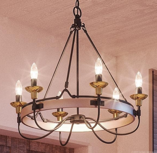 Lampu gantung bergaya klasik di langit-langit